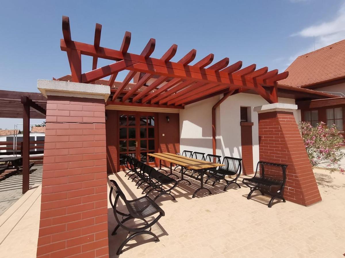 Bed and Breakfast Kamilla Panzió és Rendezvényház Balmazújváros Exterior foto