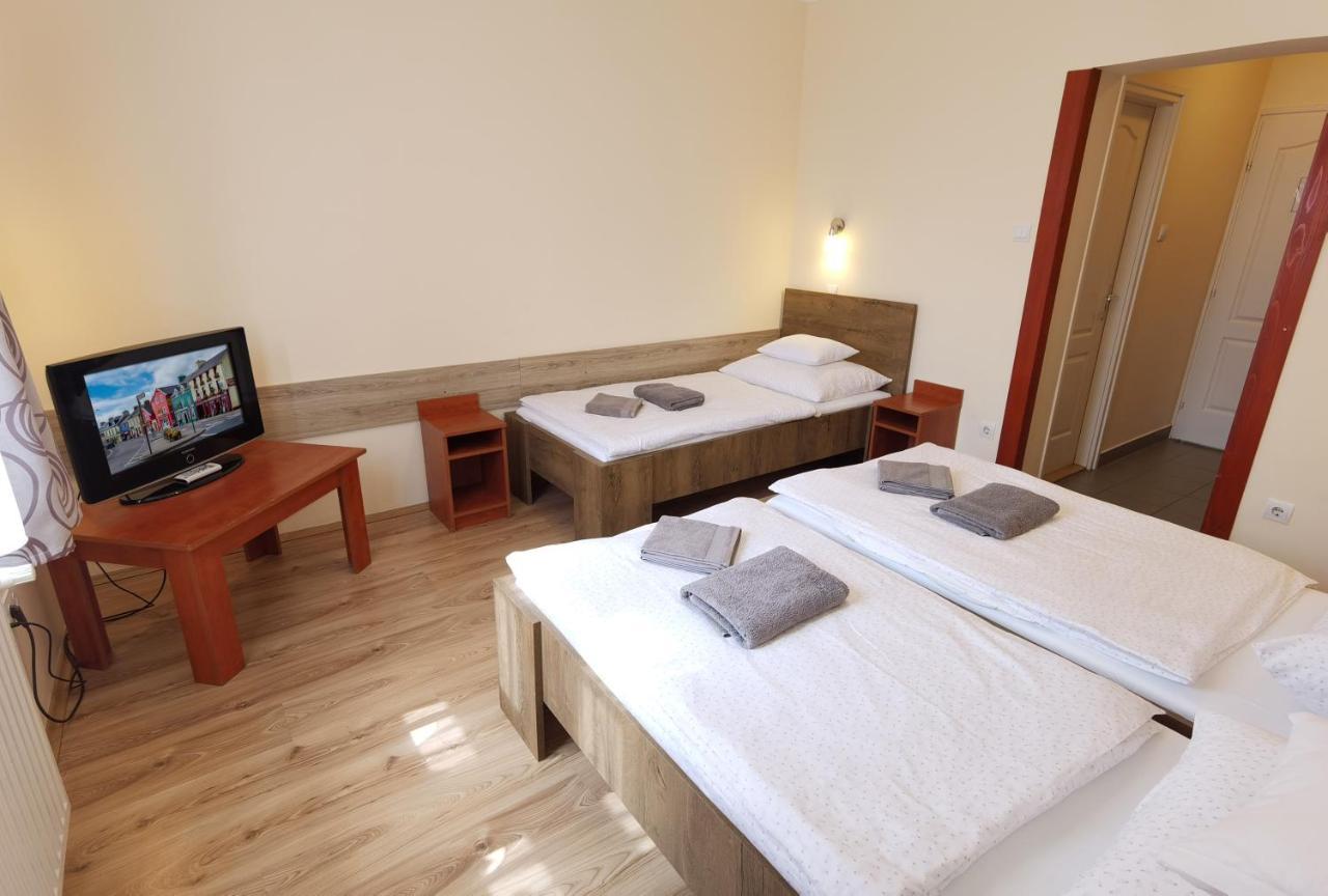 Bed and Breakfast Kamilla Panzió és Rendezvényház Balmazújváros Exterior foto