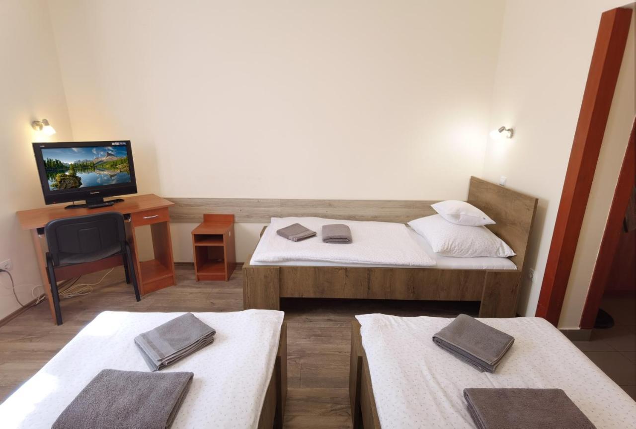 Bed and Breakfast Kamilla Panzió és Rendezvényház Balmazújváros Exterior foto