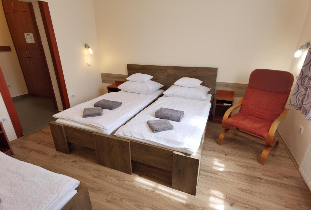 Bed and Breakfast Kamilla Panzió és Rendezvényház Balmazújváros Exterior foto