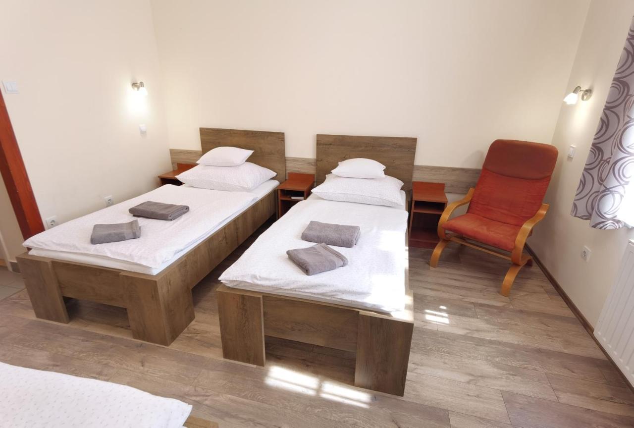Bed and Breakfast Kamilla Panzió és Rendezvényház Balmazújváros Exterior foto