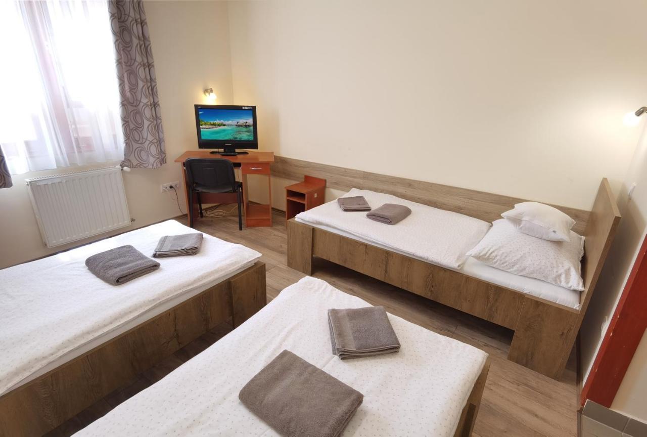 Bed and Breakfast Kamilla Panzió és Rendezvényház Balmazújváros Exterior foto