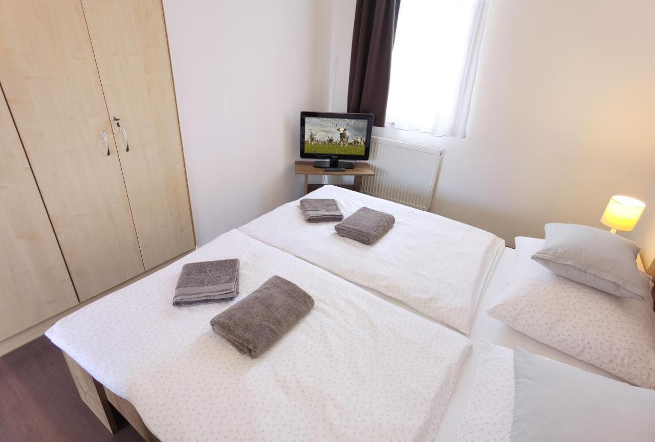 Bed and Breakfast Kamilla Panzió és Rendezvényház Balmazújváros Exterior foto