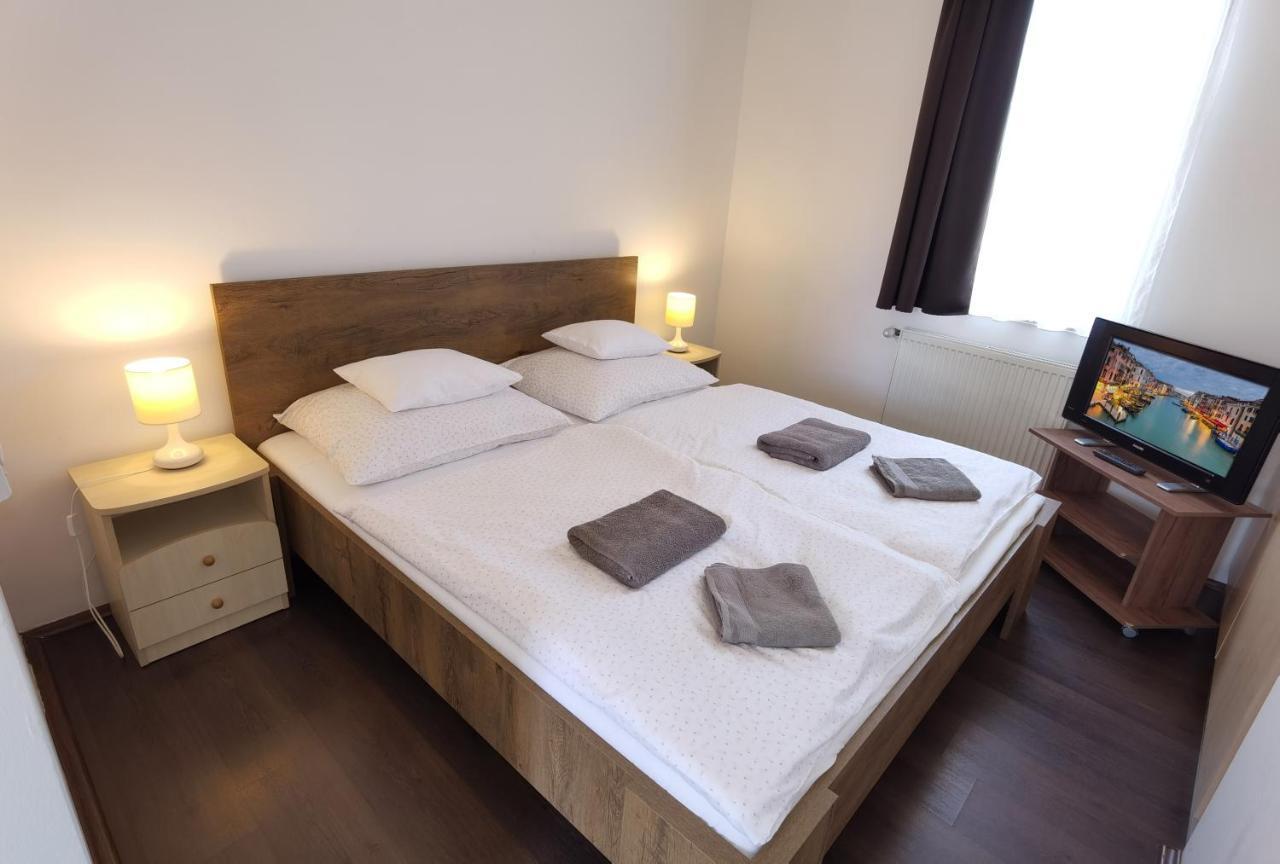 Bed and Breakfast Kamilla Panzió és Rendezvényház Balmazújváros Exterior foto